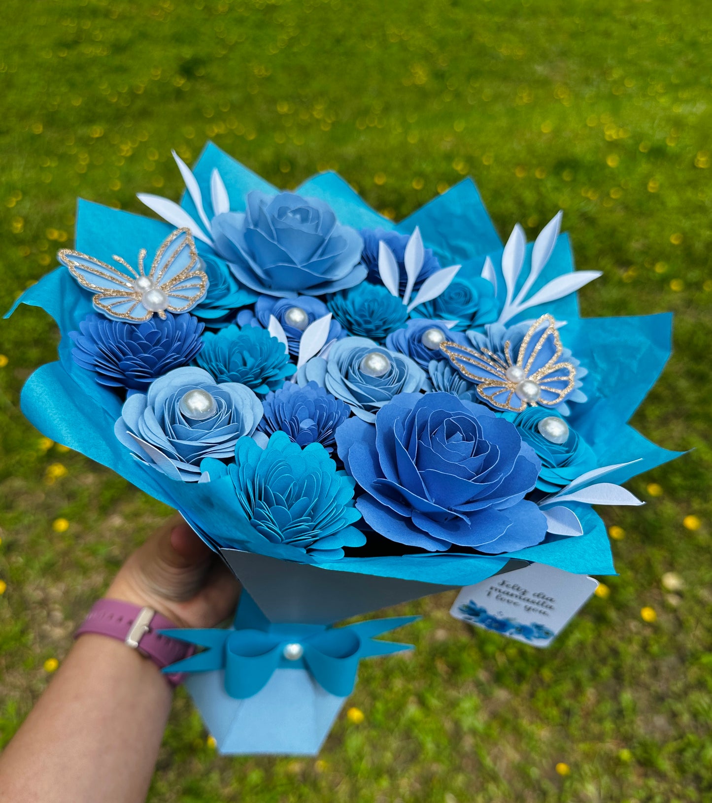 NYC Ice Blue Rose Bouquet in Black Paper｜12 Stems – FlowerEver